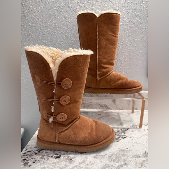 UGG BAILEY TRIPLE BOOTS, SIZE 7 - Picture 2 of 8